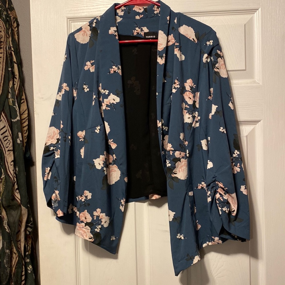 EUC Torrid 3 Floral Blazer
